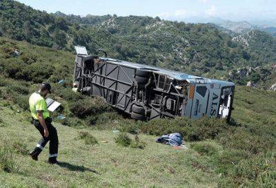 В Испании автобус упал со склона: более 40 человек пострадали