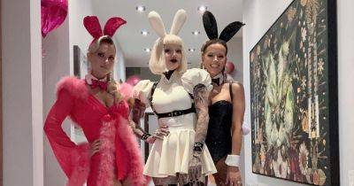 50-летняя Кейт Бекинсейл примерила стрипы и костюм кролика Playboy (фото)
