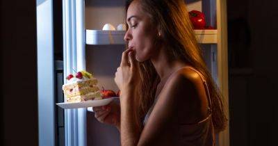 Ночной перекус: какие продукты не навредят фигуре и здоровью перед сном