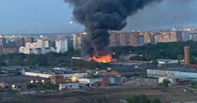 В 5 км от аэропорта "Шереметьево": в Москве вспыхнул мощный пожар (фото, видео)