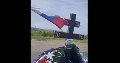 Во Владивостоке порезали флаги на могилах наемников ЧВК "Вагнер", — росСМИ (видео)