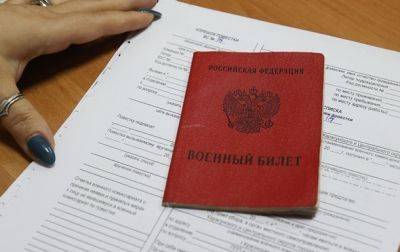 В РФ выпускникам дипломы стали выдавать только вместе с повесткой