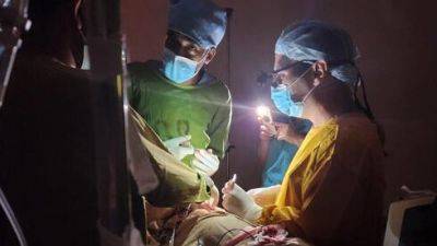 Во время операции отключилось электричество, хирурги светили себе смартфоном