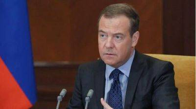 России стоит приостановить отношения со странами Балтии, заявил Медведев