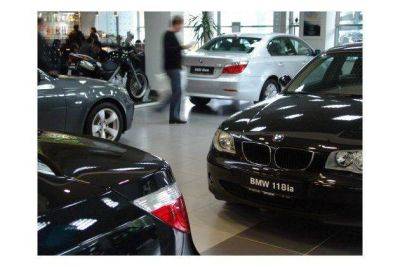 Дилеры заявили, что цены на автомобили будут расти на фоне ослабления рубля, но постепенно