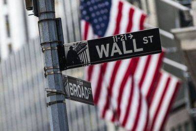 Согласна данным торгов, фьючерсы Уолл-стрит немного снизились в выходной день в Америке