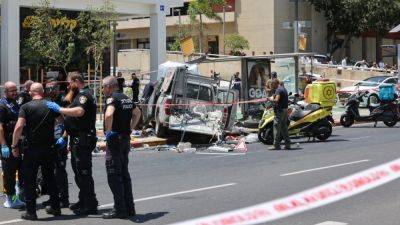 В Израиле в результате наезда и ножевой атаки ранены восемь человек