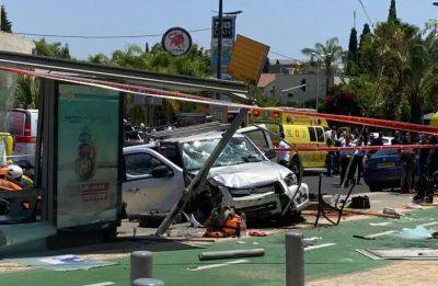 Теракт в Израиле - 4 июля водитель влетел в толпу на авто и ранил ножом 8 человек – фото - apostrophe.ua - Украина - Израиль - Тель-Авив - Нападение