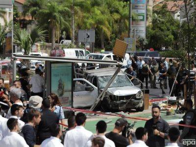 В Израиле палестинец направил автомобиль на прохожих, а потом напал на них с ножом, ранены семь человек – полиция
