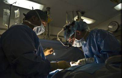 Израильские хирурги прооперировали ребенка в Эфиопии, подсвечивая смартфонами