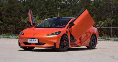 Двери как у Lamborghini и автопилот: в Китае показали дешевого конкурента Tesla (фото)
