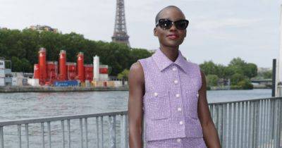 Люпита Нионго показала стильный твидовый комплект от Chanel
