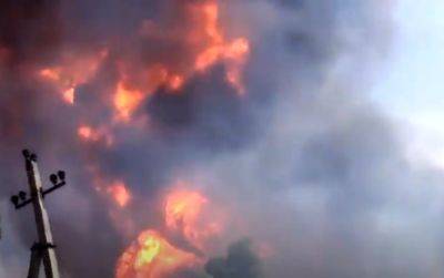 "Ого!": под Донецком после взрыва поднялась стена огня