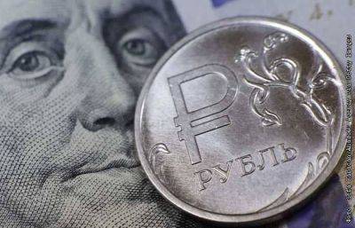Рубль снизился к доллару и юаню на старте торгов под давлением внешнего негатива