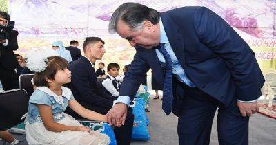 Президент Республики Таджикистан Эмомали Рахмон в Пенджикенте встретился с круглыми сиротами