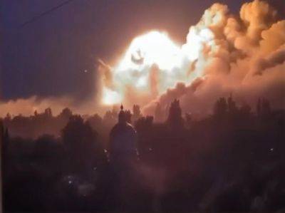 В сети появилось видео масштабного взрыва 4 июля на российском складе боекомплекта к РСЗО в Макеевке