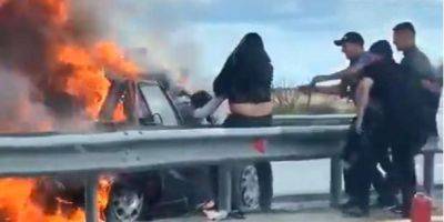 Сила сплоченности. В Казахстане очевидцы спасли водителя, застрявшего в объятой пламенем машине — видео
