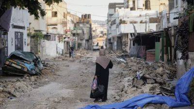 Палестинцы возвращаются в лагерь беженцев в Дженине после завершения израильской операции