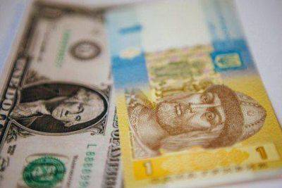 Продажа валюты украинцами впервые за 11 месяцев превысила покупку