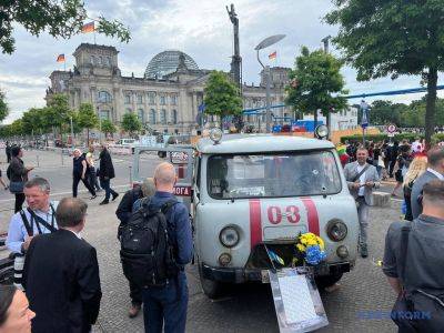 Обстрелянную «скорую» из Дергачей выставили перед Рейхстагом в Берлине (фото)