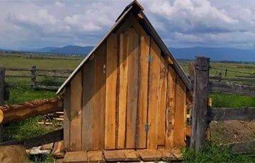 В Бурятии семье пропавшего без вести мобилизованного построили деревянный туалет