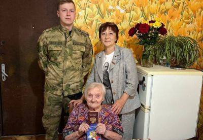 "Теперь заживет!": Оккупанты вручили российский паспорт 102-летней жительнице Лисичанска