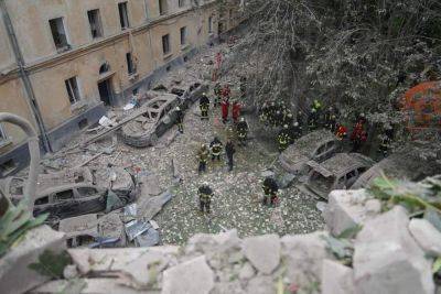 Дикая ночная атака по Львову: "Калибры" прилетели в многоэтажку, есть погибшие и раненые – кадры последствий