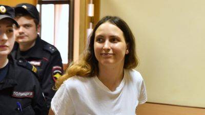 Обвиняемой в фейках художнице Скочиленко продлили арест до октября