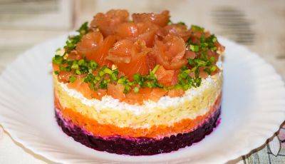 Нежность и наслаждение: рецепт салата "Краб под шубой" с рисом, сыром и сухариками