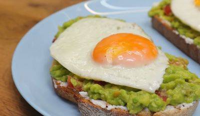 Такие бутерброды разлетятся за минуту: рецепт намазки на хлеб из авокадо и яйца