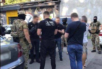 Полицейский задержан на получении взятки за оформление документов на оружие в Одессе