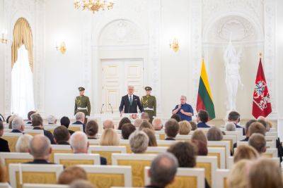 Президент Литвы наградил рыцарскими крестами украинских чиновников