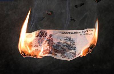 Крах российского рубля: доллар и евро бьют рекорды, Россию шатает