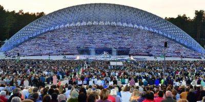 «Невозможно сдержать слез». 16-тысячный хор спел Гимн Украины на фестивале в Латвии