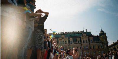 70% украинцев чувствуют себя счастливыми, несмотря на войну — опрос КМИС - nv.ua - Россия - Украина - Киев