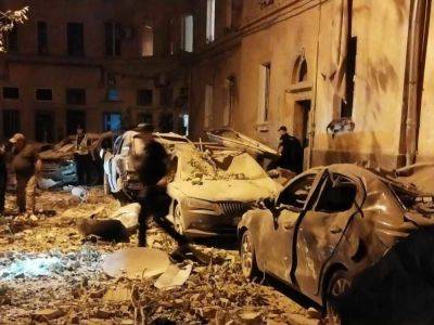 "Вышли за минуты до удара". СМИ опубликовали историю семьи журналистов, жившей во львовском доме, куда попала ракета