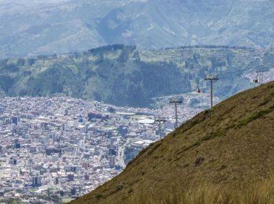 Оказались в ловушке на одной из самых высоких в мире канатных дорог: в Эквадоре идут спасательные работы