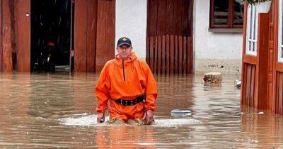 На Прикарпатье из-за сильных ливней затопило села: спасатели эвакуируют людей (ФОТО)
