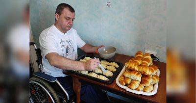«Если бы мог на инвалидной коляске поместиться в танк, то воевал бы»: житель Черкасс с семьей открыли кулинарный фронт, чтобы поддержать ВСУ