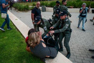 Возле дома министра образования полицейские тащили протестующих за волосы по асфальту