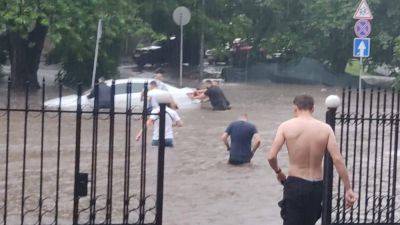 Непогода в Киеве 7 июля – машины ушли под воду – кадры