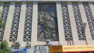 Общественность Ташкента просит власти и бизнес спасти мозаику на стене одного из зданий газетного корпуса