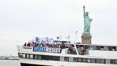 Израильтяне в Нью-Йорке шокировали туристов акцией у Статуи Свободы