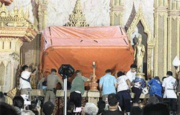 Упал вниз головой: россиянин спрыгнул с главного буддийского храма в Таиланде