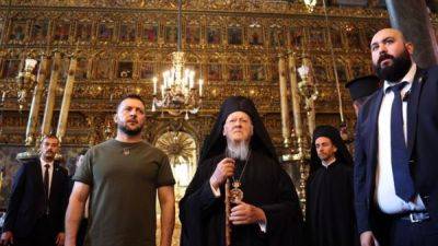 500 дней войны в Украине. Зеленский молится о погибших и вспоминает победу в боях за Змеиный