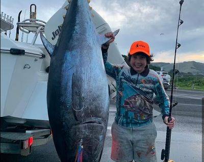 Мальчик поймал голубого тунца весом 116 кг - фото