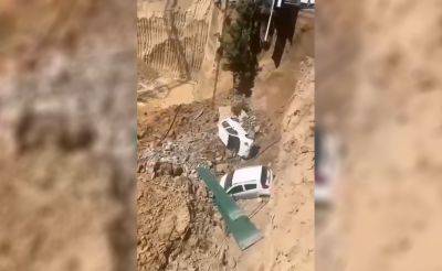 В Ташкенте возле стройплощадки одной из новостроек произошел обвал грунта. В яму упали два припаркованных авто. Видео