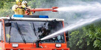 Великобритания передаст Украине 17 специальных пожарных автомобилей