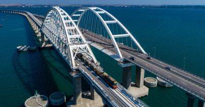 Крымский мост "устал": движение по морской переправе остановлено (видео)