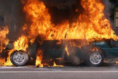 Полицейские спасли угонщика из горящего автомобиля